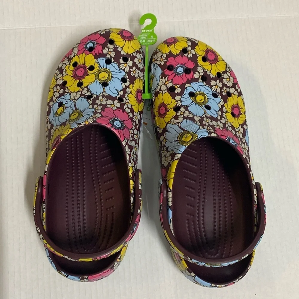 CROCS classic retro floral clog in burgundy multicolored floral‎